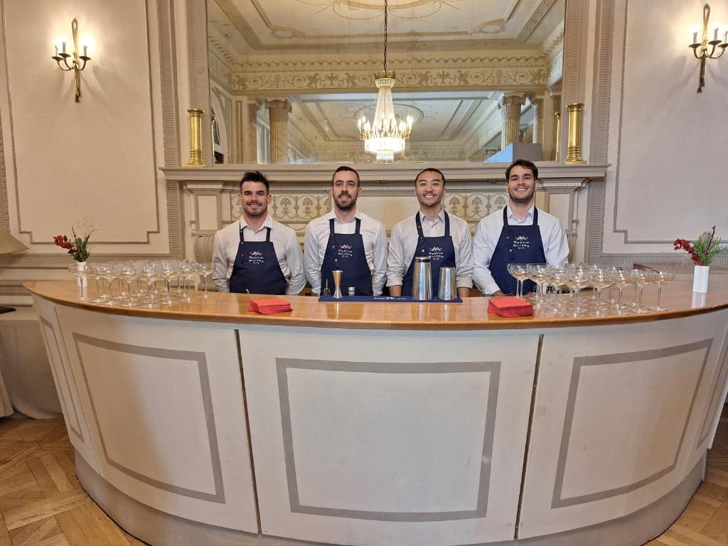 Equipo de barra profesional en un evento premium